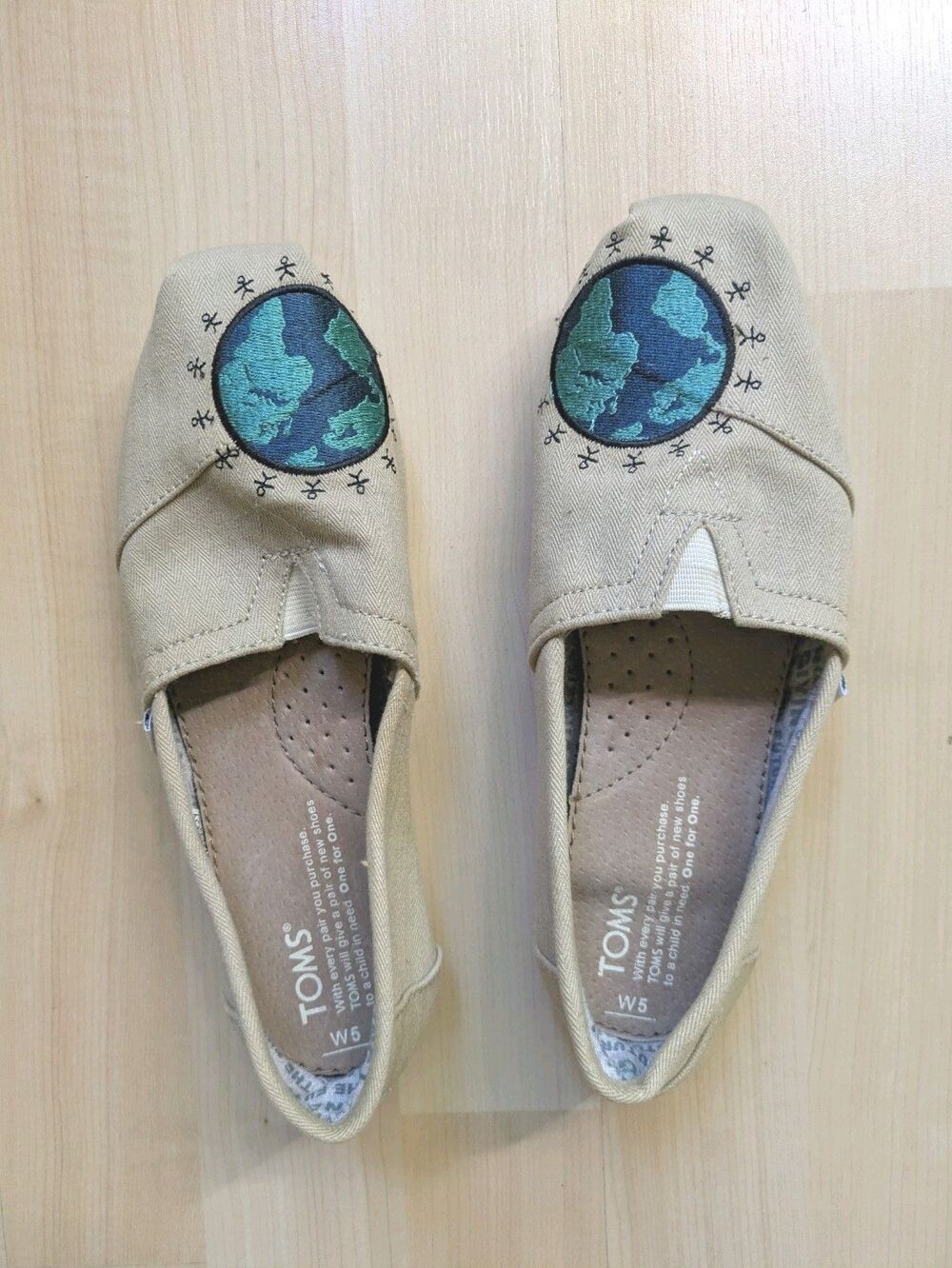 Toms Women's Canvas Flate Shoes With Planet Earth Design. Size 5. Excellent
